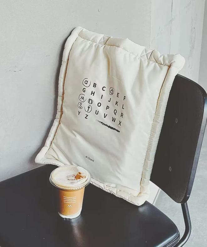 ！茶咖品牌“超进化”成小卖铺？凯发k8网站周边比奶茶还好卖(图1)