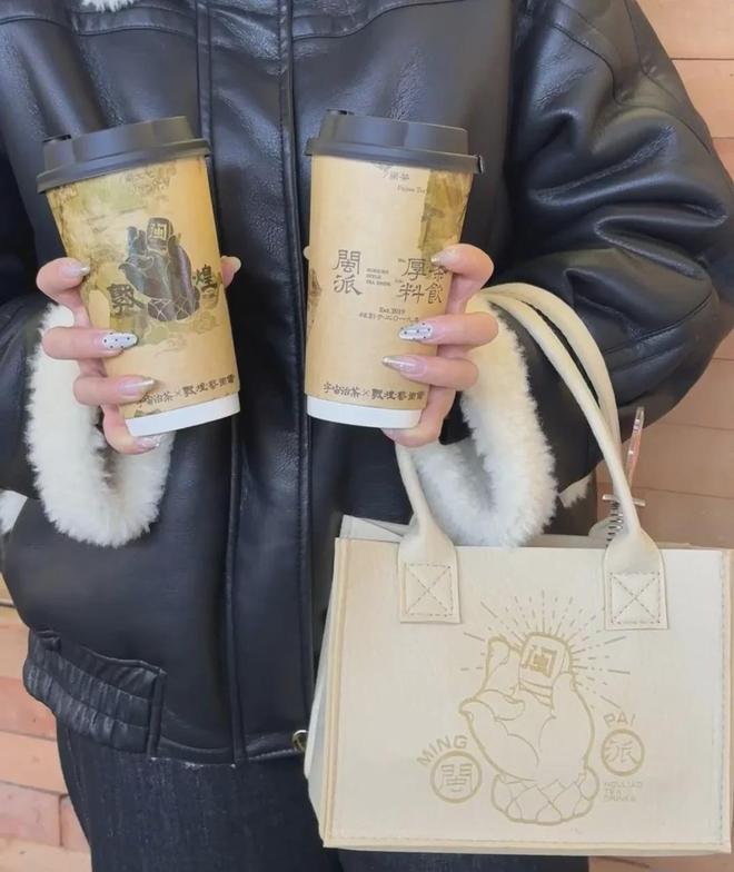 ！茶咖品牌“超进化”成小卖铺？凯发k8网站周边比奶茶还好卖(图3)