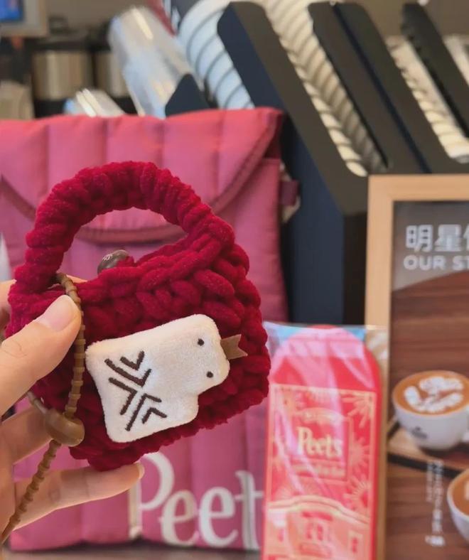 ！茶咖品牌“超进化”成小卖铺？凯发k8网站周边比奶茶还好卖(图6)