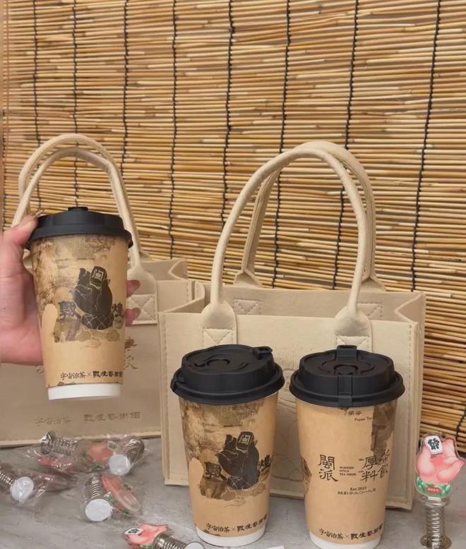 ！茶咖品牌“超进化”成小卖铺？凯发k8网站周边比奶茶还好卖(图7)