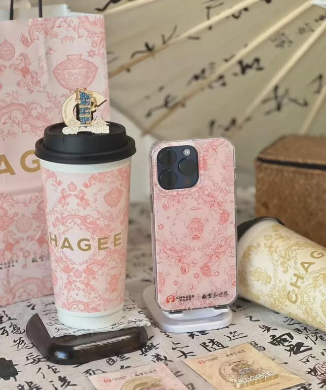 ！茶咖品牌“超进化”成小卖铺？凯发k8网站周边比奶茶还好卖(图9)