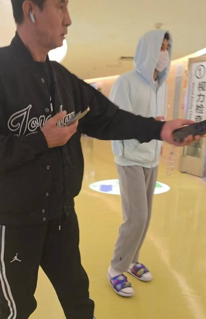 在父亲陪伴下进行视力检查已顺利摘下眼罩凯发·k8国际郭艾伦眼伤恢复新进展：(图2)