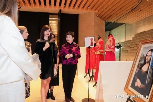 走进卢浮宫展现中国丝绸创新之美凯发k8一触即发丝所时尚大秀(图5)