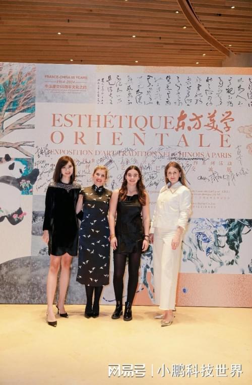走进卢浮宫展现中国丝绸创新之美凯发k8一触即发丝所时尚大秀(图4)