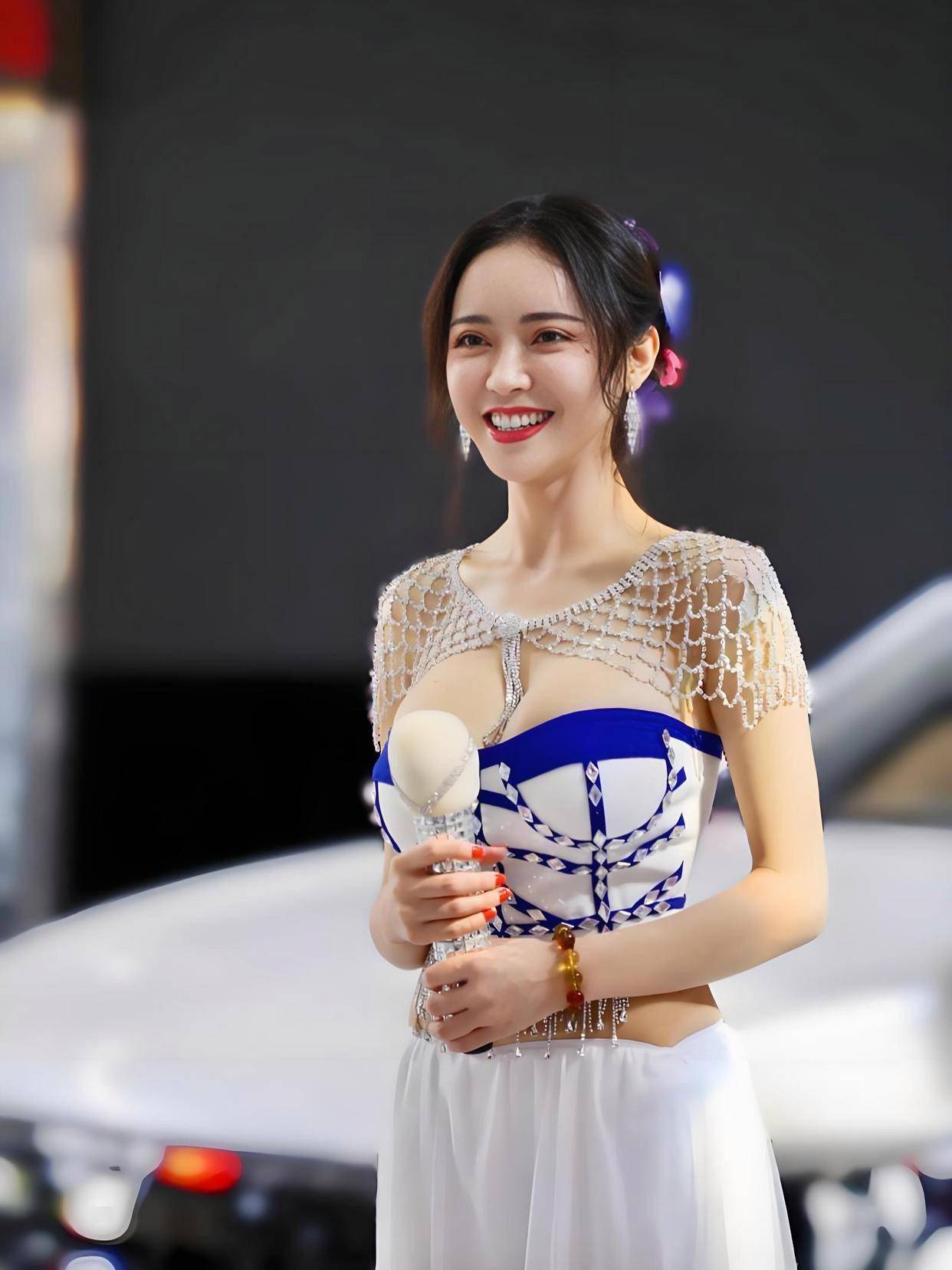 电影这魔鬼身材不愧是模特出身！k8凯发全站潘春春最惊艳的3部(图5)