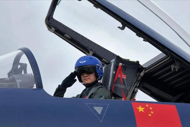 充飞行员与100多女性搞暧昧诈骗上万元凯发k8国际登录有歼20驾驶证！男子冒(图7)
